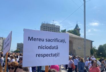 Guvernul vine cu o nouă ofertă pentru profesori: câte 2.000 de lei acordați în două tranșe. Ce spun dascălii