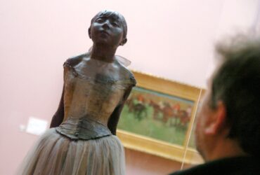 SUA: Doi activiști de mediu inculpați după ce au vandalizat o statuie celebră de Degas