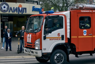 VIDEO Incendiu puternic la un depozit cu produse plastice din Rusia