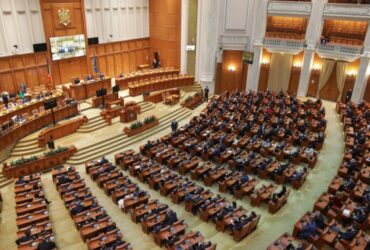 A treia încercare de eliminare a pensiilor speciale ale parlamentarilor. Cum vrea Puterea să treacă de testul CCR