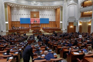 Scandal în Parlament la învestirea guvernului Ciolacu. Parlamentarii Forța Dreptei au împărțit 3 trandafiri celor de la PNL