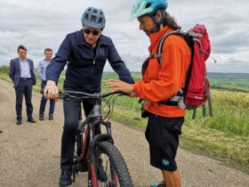 Mircea Geoană a făcut un traseu cu bicicleta pe Via Transilvanica. Vizită la Baza 71 Aeriană de la Câmpia Turzii Mircea Geoană a făcut un traseu cu bicicleta pe Via Transilvanica. Vizită la Baza 71 Aeriană de la Câmpia Turzii