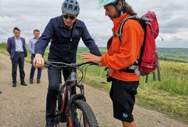 Mircea Geoană a făcut un traseu cu bicicleta pe Via Transilvanica. Vizită la Baza 71 Aeriană de la Câmpia Turzii