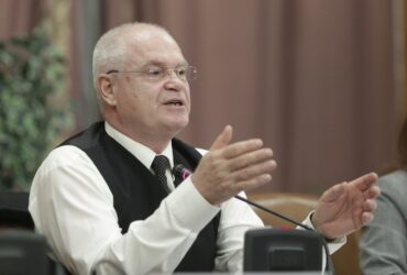 Eugen Nicolicea anunță că va ataca în instanţă eliminarea pensiilor parlamentarilor
