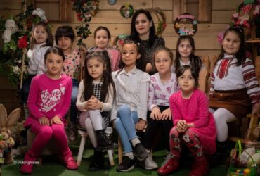 Învățătoarea care predă în funcție de emoțiile copiilor și le aduce natura ca material didactic