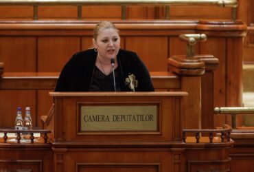 Șoșoacă susține că a fost agresată în Parlament. Simonis: „Era să mă mâncați, doamnă, ce violență contra dumneavoastră”