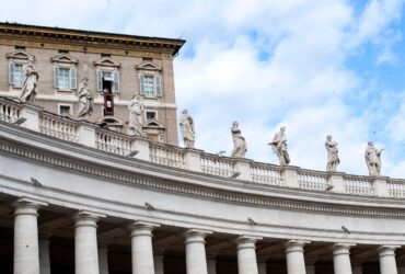Ritual de purificare la Bazilica Sf. Petru din Vatican, după ce altarul a fost profanat de un bărbat care a protestat dezbrăcat