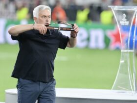 VIDEO Jose Mourinho, jigniri la adresa arbitrului după înfrângerea din finala Europa League / Ce a făcut cu medalia primită