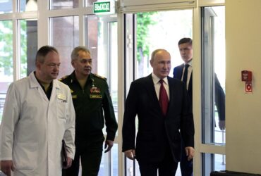 VIDEO ​Însoţit de Şoigu, Vladimir Putin a vizitat un spital militar şi a decorat soldaţi ruși răniţi în Ucraina
