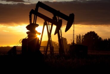 Preţurile petrolului au scăzut joi cu 4%, după majorarea peste aşteptări a dobânzii cheie de către Banca Angliei