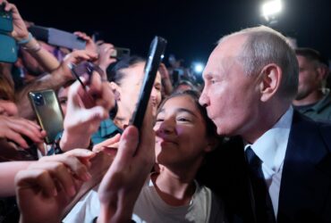 VIDEO Vladimir Putin a făcut o baie de mulțime neașteptată în Daghestan, una dintre cele mai sărace regiuni din Rusia