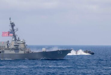 VIDEO O navă de război chineză a tăiat calea unui distrugător american în strâmtoarea Taiwan. Distanţa dintre cele două nave a fost de doar 137 de metri