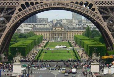 Escrocau turiști la Turnul Eiffel