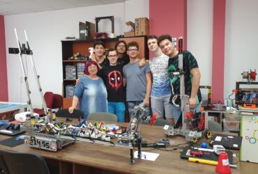 Echipa de robotică care a devenit un fenomen în educație. Șase liceeni susțin lecții demonstrative cu roboți în fața a mii de copii