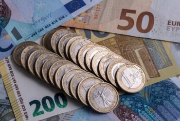 Peste 2.100 de elevi vor primi câte 200 de euro ca să-și cumpere calculatoare