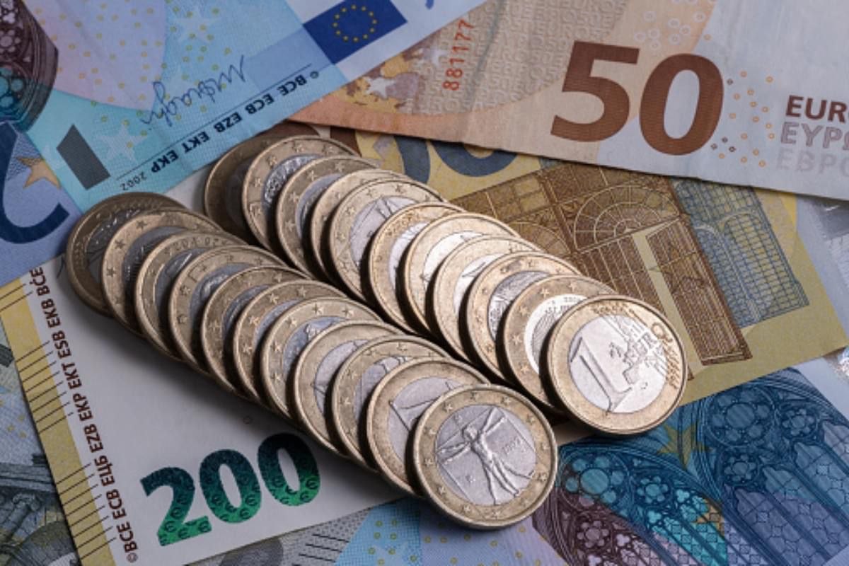 Peste 2.100 de elevi vor primi câte 200 de euro ca să-și cumpere calculatoare