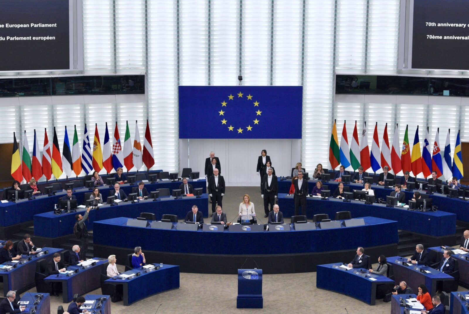 Ce venituri și bunuri au eurodeputații români: de la obiecte de valoare de sute mii de euro la economii generoase Ce venituri și bunuri au eurodeputații români: de la obiecte de valoare de sute mii de euro la economii generoase