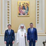 Ciolacu și premierul Republicii Moldova, la ceremonia organizată cu ocazia aniversării Patriarhului Daniel