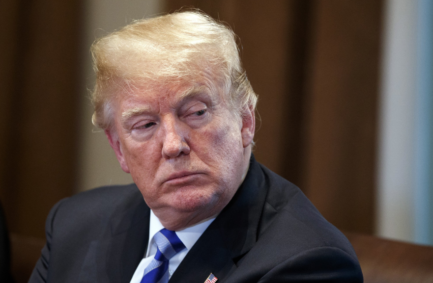 Trump, chemat în fața marelui juriu: “Sunt o țintă” Trump, chemat în fața marelui juriu: “Sunt o țintă”