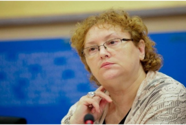 Drama bătrânilor din centre, acoperită de hârtii