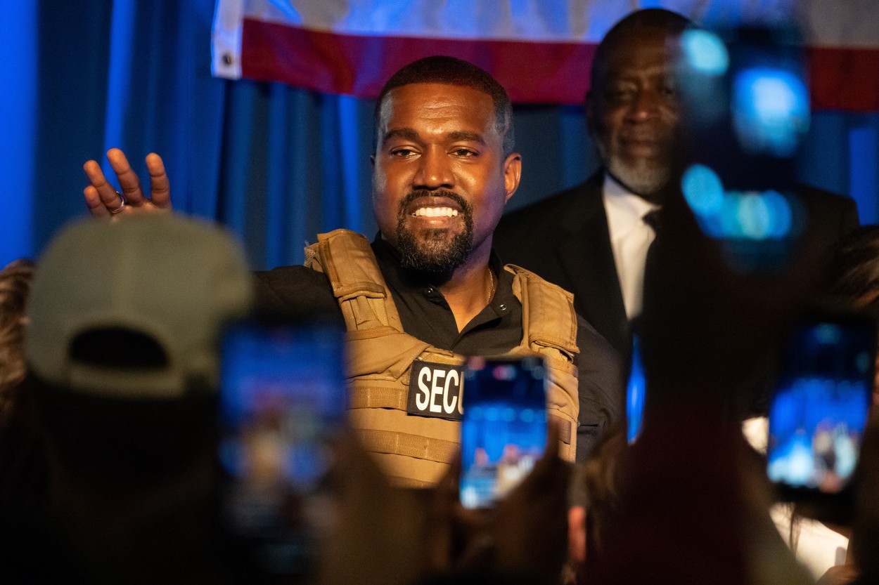 Twitter a restabilit contul lui Kanye West după ce a fost interzis aproape opt luni Twitter a restabilit contul lui Kanye West după ce a fost interzis aproape opt luni