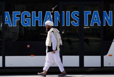 ​„Muzica corupe tinerii” – poliția talibană arde zeci de instrumente muzicale în Afganistan