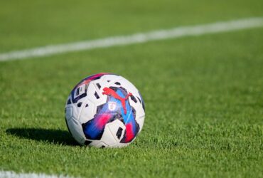 VIDEO: A executat un penalti cum nu se poate mai rău – Mingea a ajuns în afara stadionului