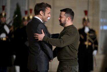 Macron îl asigură de sprijinul său pe Zelenski înainte de summitul NATO