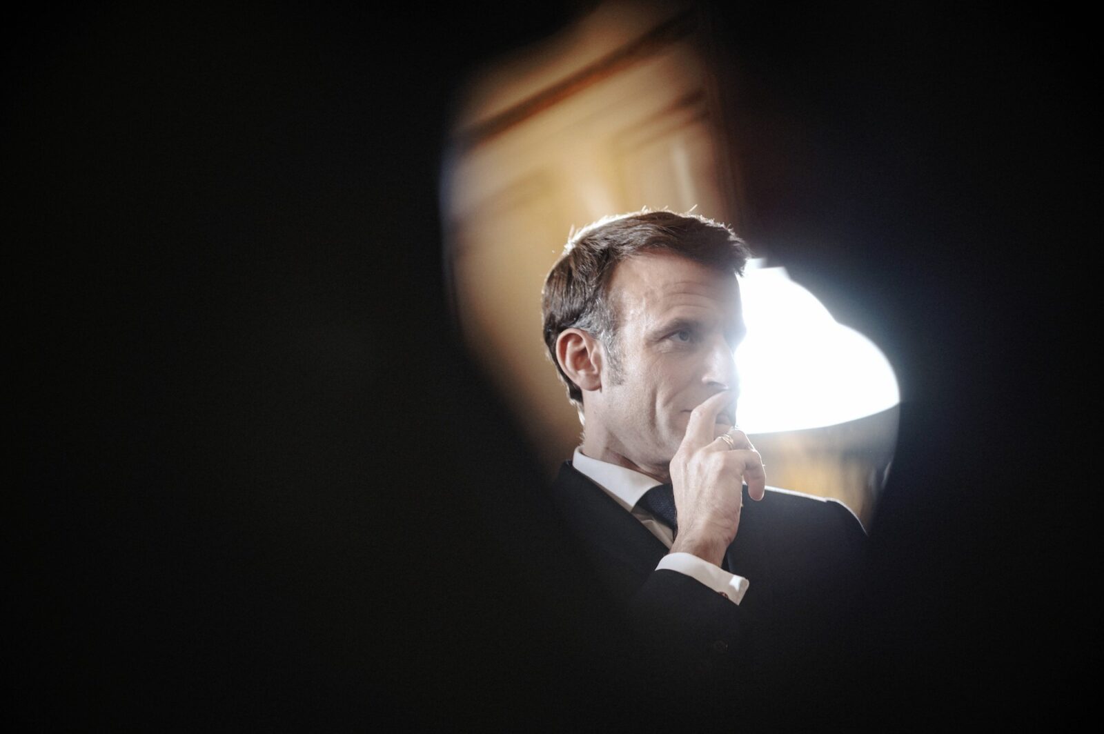 VIDEO O cântăreață franceză a făcut aluzii, în plin concert, la linșarea lui Emmanuel Macron / Autoritățile au deschis o anchetă