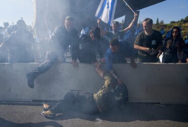 Noi proteste în Israel împotriva legilor justiției propuse de guvernul lui Netanyahu / Poliția încearcă să disperseze manifestanții cu tunuri cu apă și ofițeri călare – VIDEO