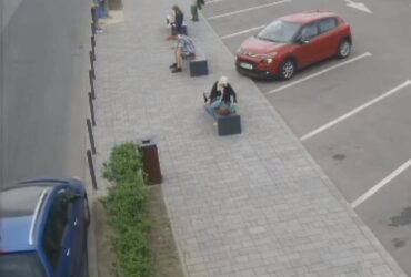 VIDEO Pietonii dintr-o stație de autobuz, la un pas să fie spulberați de o mașină scăpată de sub control: „Stâlpișorii au făcut diferența între viață și moarte”