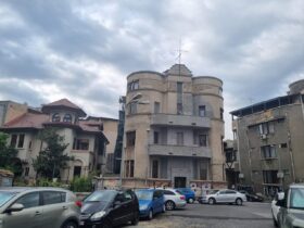 FOTO O clădire interbelică din Piața Spaniei, îmbăcată în polistiren / Primăria Capitalei a sesizat procurorii