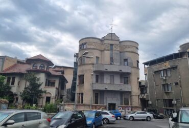 FOTO O clădire interbelică din Piața Spaniei, îmbăcată în polistiren / Primăria Capitalei a sesizat procurorii