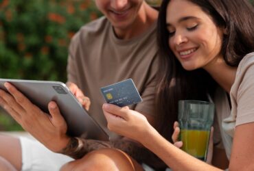 Să-mi iau cardul de credit în concediu? Avantajele și dezavantajele acestui tip de card