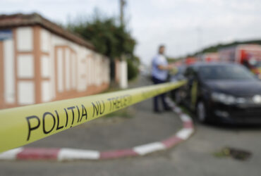 Constanţa: Bărbatul de 50 de ani care a împuşcat un tânăr în Vama Veche susţine că pistolul s-ar fi descărcat accidental