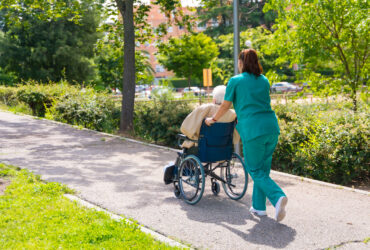 După azilele groazei, apar noi mărturii din alte centre pentru vârstnici din Capitală: A slăbit 30 de kg în 7-8 luni / Nici în sicriu nu i s-au mai putut îndrepta picioarele