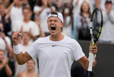 VIDEO Holger Rune, în optimi la Wimbledon – Mingi de meci salvate și revenire incredibilă în super-tiebreak