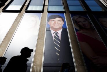 Comentatorul politic controversat Tucker Carlson, fostă vedetă Fox News, a vizitat România
