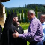 Ciucă a primit Ordinul „Crucea Bucovinei”. Șeful PNL a vizitat Mânăstirea Voroneț