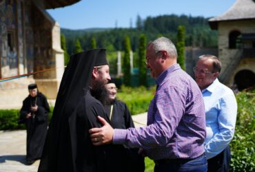 Ciucă a primit Ordinul „Crucea Bucovinei”. Șeful PNL a vizitat Mânăstirea Voroneț