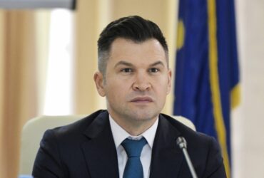 Stroe: Simion dezinformează românii și folosește populația în propriul interes electoral. E un nou protest marca AUR, cu violențe și scandal
