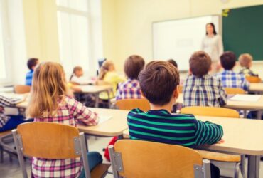 Se schimbă criteriile de acordare a burselor de merit pentru elevi