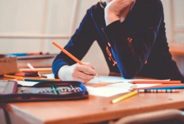 Modificări în taină la legile educaţiei: se elimină sancțiunile severe pentru vânzarea de lucrări științifice