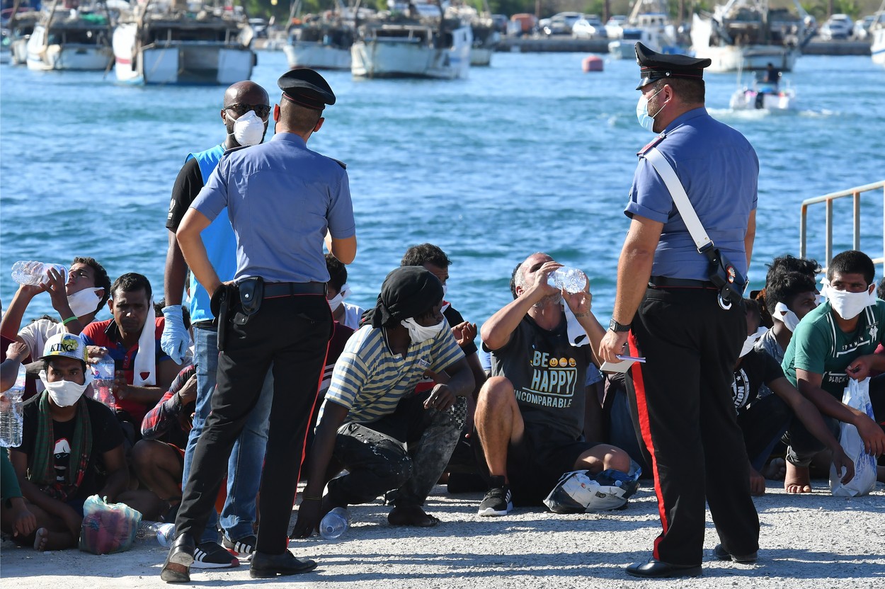 Peste 100.000 de migranţi au debarcat în Italia în acest an Peste 100.000 de migranţi au debarcat în Italia în acest an