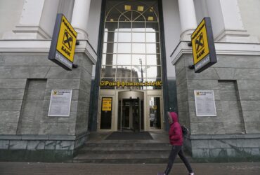 „Adio, dar rămân cu tine!” Raiffeisen spune că „lucrează” la o ieșire din Rusia, dar le mărește salariile celor 10.000 de angajați de acolo
