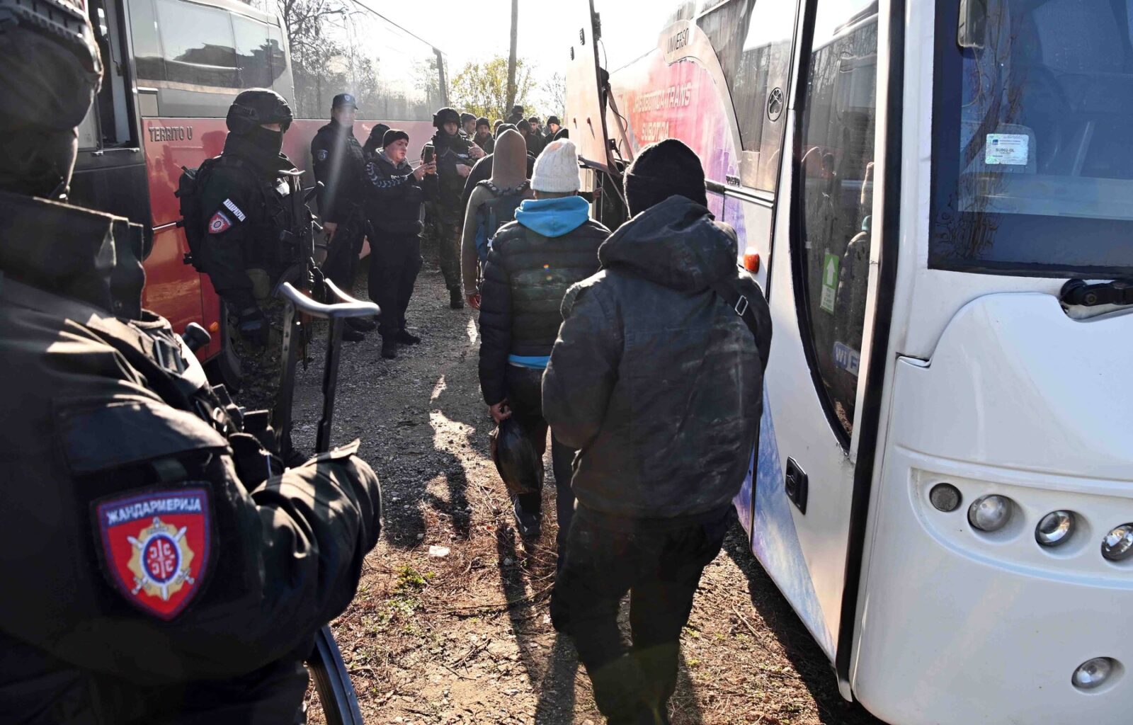 Migranții se înarmează în Voivodina, mulți dintre localnici petrec noaptea dormind pe podea de frica gloanțelor – presa maghiară
