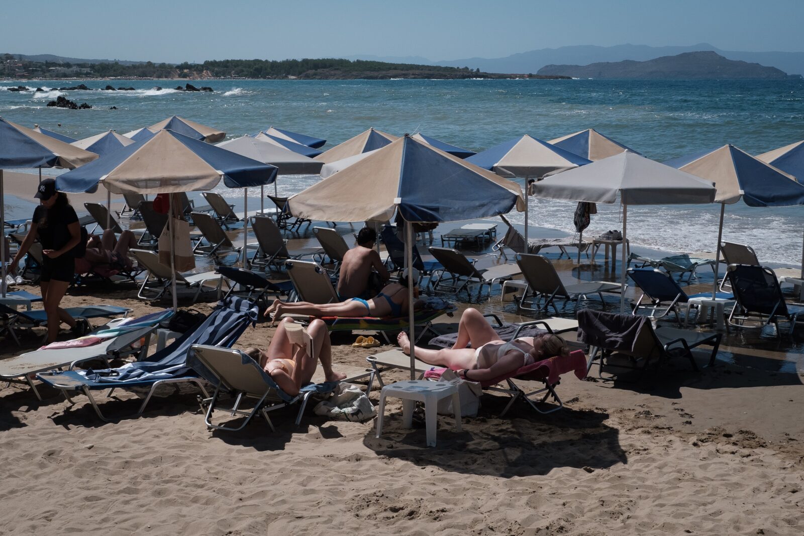 „Mișcarea prosoapelor” se extinde în Grecia / Au început arestările pentru ocuparea ilegală a plajelor