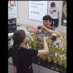 VIDEO Viralul zilei vine din Rusia: „Hai noroc” cu o sticlă de parfum
