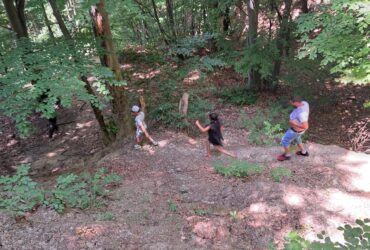 Chinul elevilor din satul Tufanu cu Icoană s-a încheiat. Mergeau către școală, pe jos, prin pădure, 10 kilometri pe zi