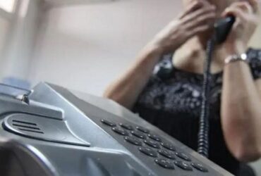 Manuale vechi. Accesarea internetului prin dial-up, predată elevilor în 2023: „Dacă nu răspunde, pune microreceptorul în furcă“